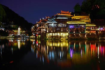 長(zhǎng)沙出發(fā)到張家界天門(mén)山、玻璃棧道、鳳凰古城、鳳凰夜景往返二日游